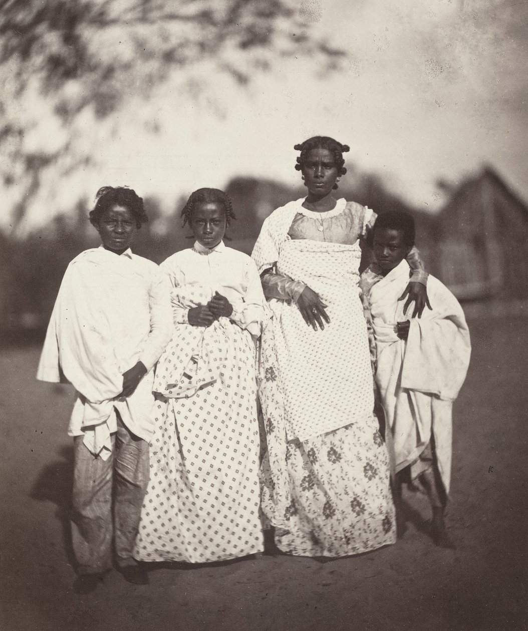 Madagaskarka i jej dzieci Madagaskarka i jej dzieci Talerz 3, 1863. autorstwa Désiré Charnay