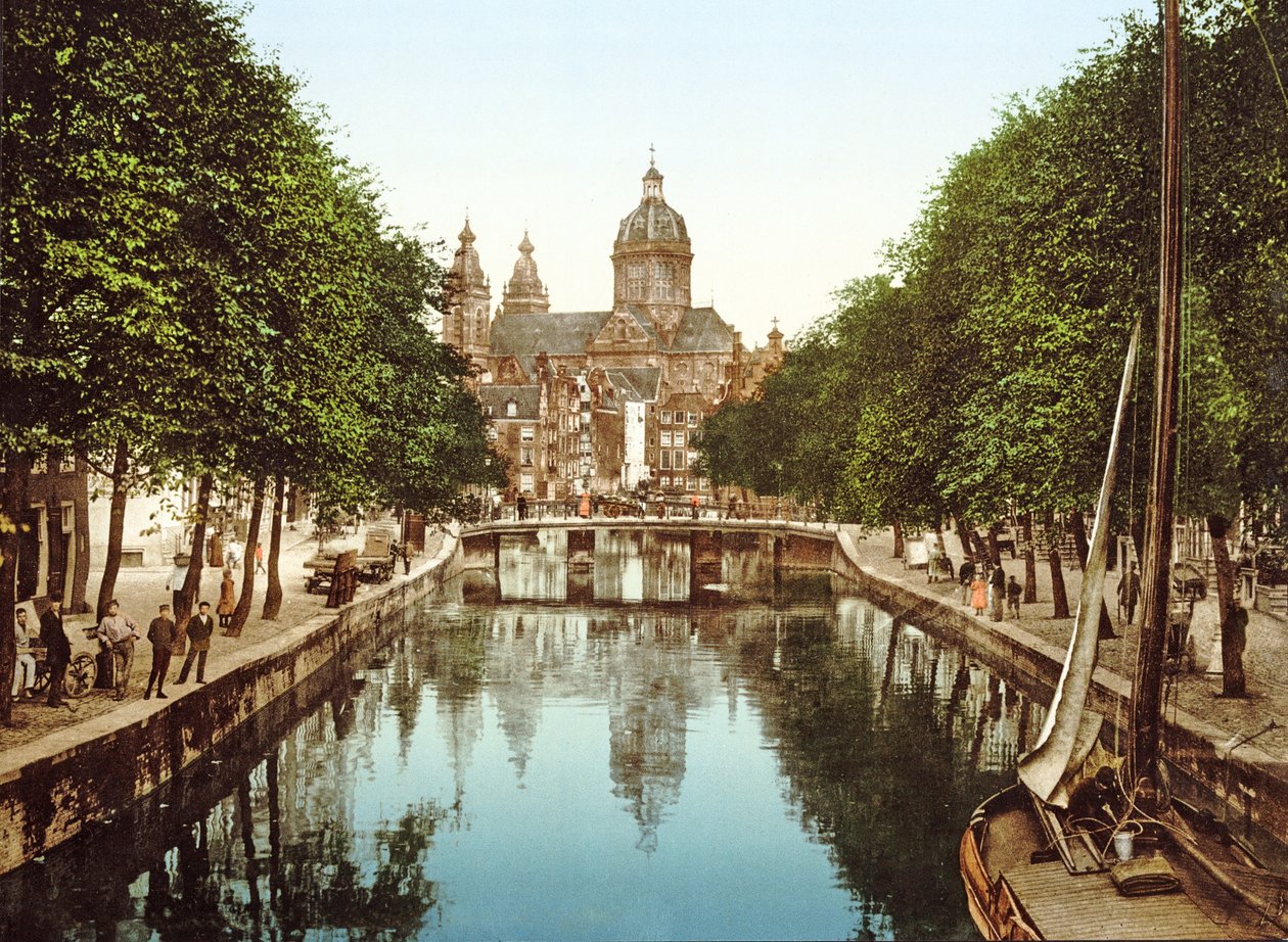 Zobacz Voorburgwal do bazyliki św. Mikołaja w Amsterdamie, pub. ok. 1900 autorstwa Dutch Photographer
