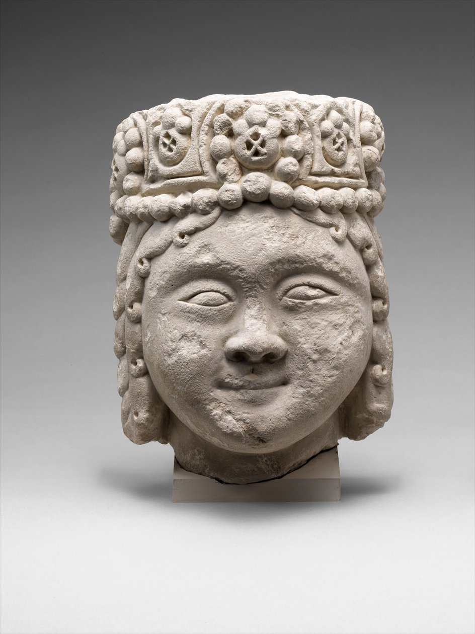 Głowa z postaci z nakryciem głowy z koralików autorstwa Dynasty Seljuq