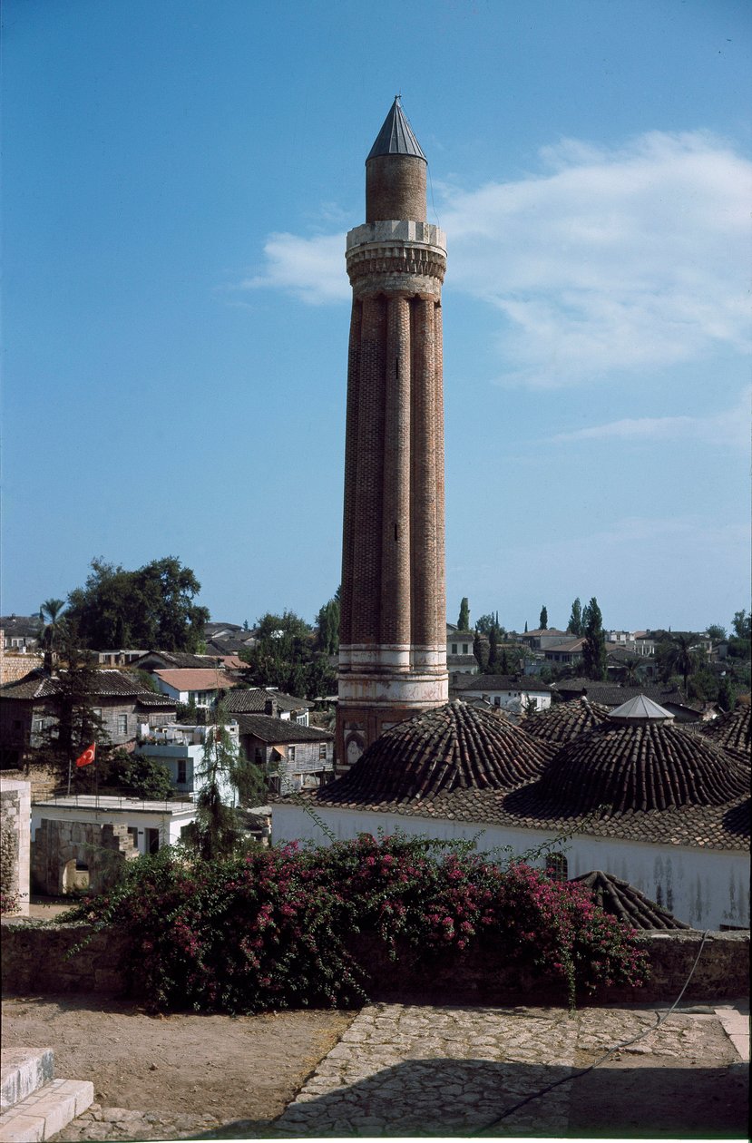 Widok na minaret cannele meczetu Yivli (1230) autorstwa Dynasty Seljuq