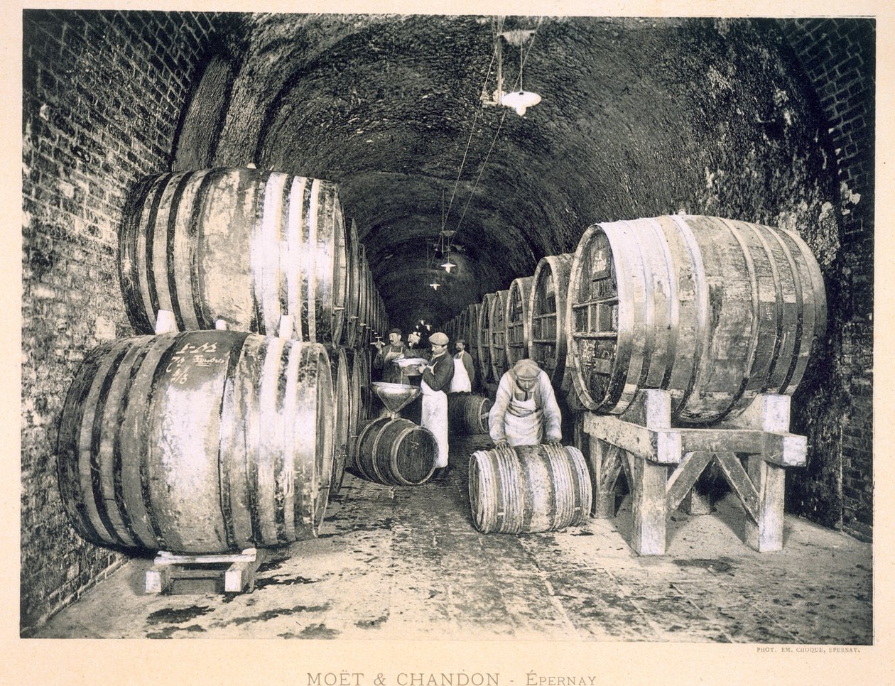 Nalewanie wina do beczek, z „Le France Vinicole”, wyd. Moet und Chandon, Epernay (fotolitho) autorstwa E.M. Choque