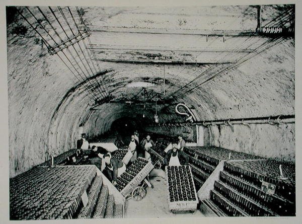 Przenoszenie skrzynek po przewróceniu, z „La France Vinicole”, wydane przez Moet & Chandon, Epernay (fotolitho) autorstwa E.M. Choque