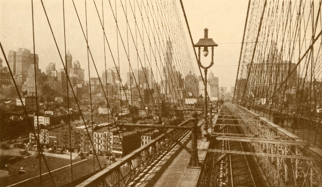 Dolny Manhattan oglądany przez sieć kabli na Brooklyn Suspension Bridge, c1930. autorstwa ENA