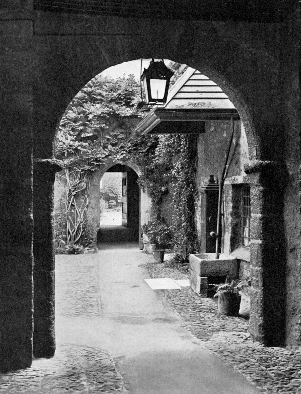 Stary dwór na terenie katedry w Exeter, Devon, 1924-1926 autorstwa E. Bastard