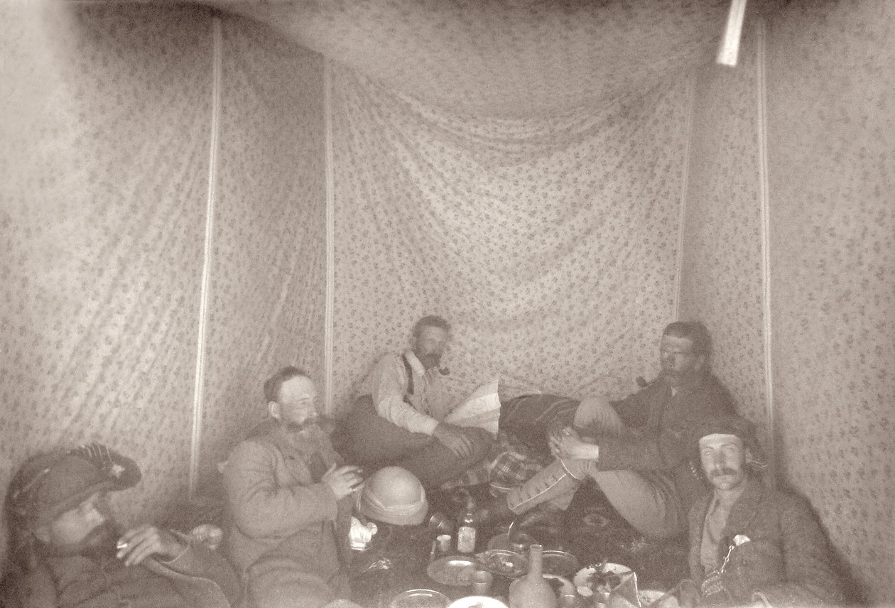 Członkowie ekspedycji Arabah Survey w swoim namiocie, 1883 r. autorstwa E. Gordon Hull