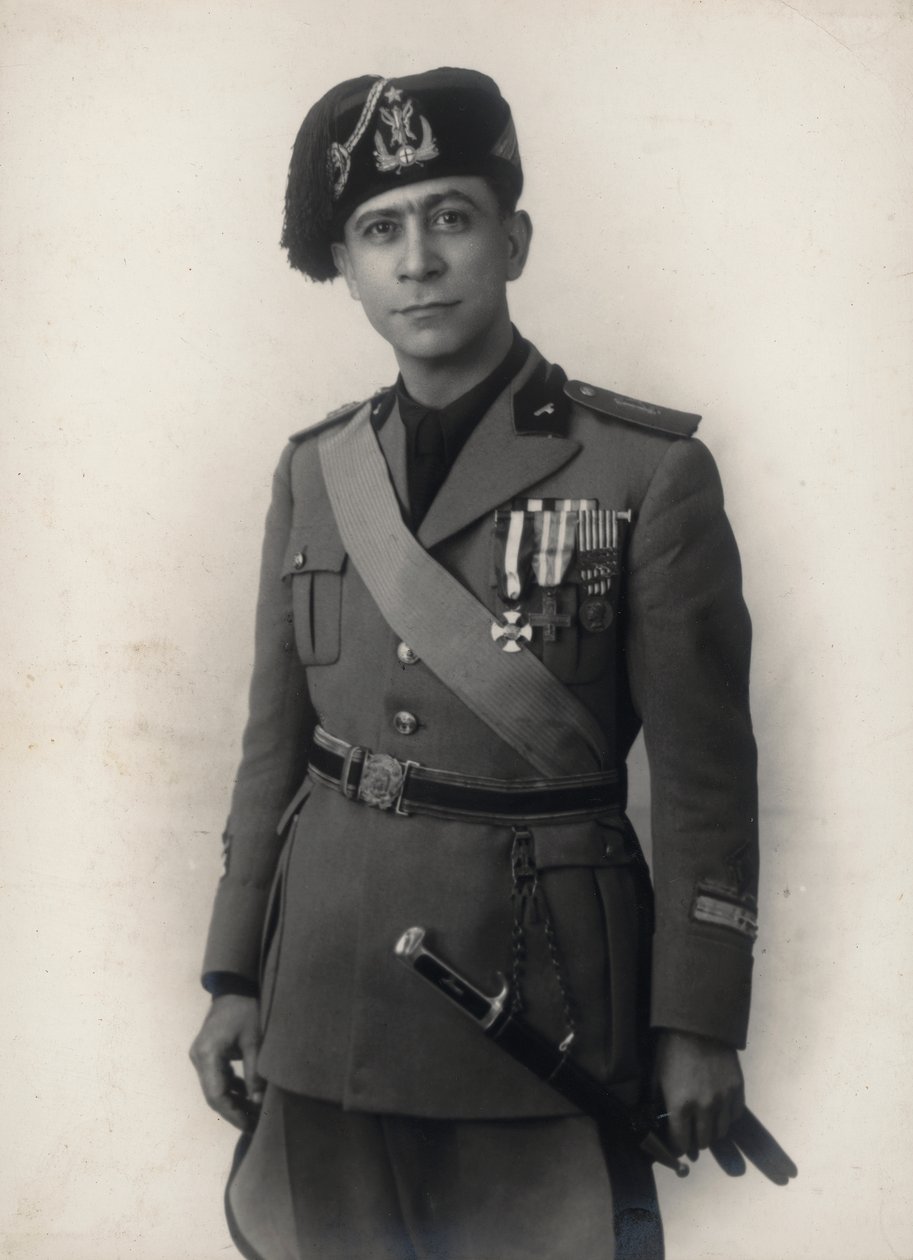 Album „MVSN- Blackshirts”: starszy major milicji medycznej (zdjęcie czarno-białe) autorstwa E. Ruggiani
