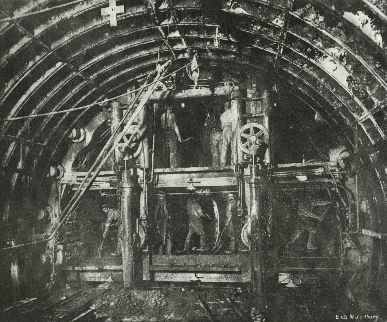 Jazda tunelem dla kolei Waterloo i City Railway, ok. 1897 r. autorstwa E. and S. Woodbury