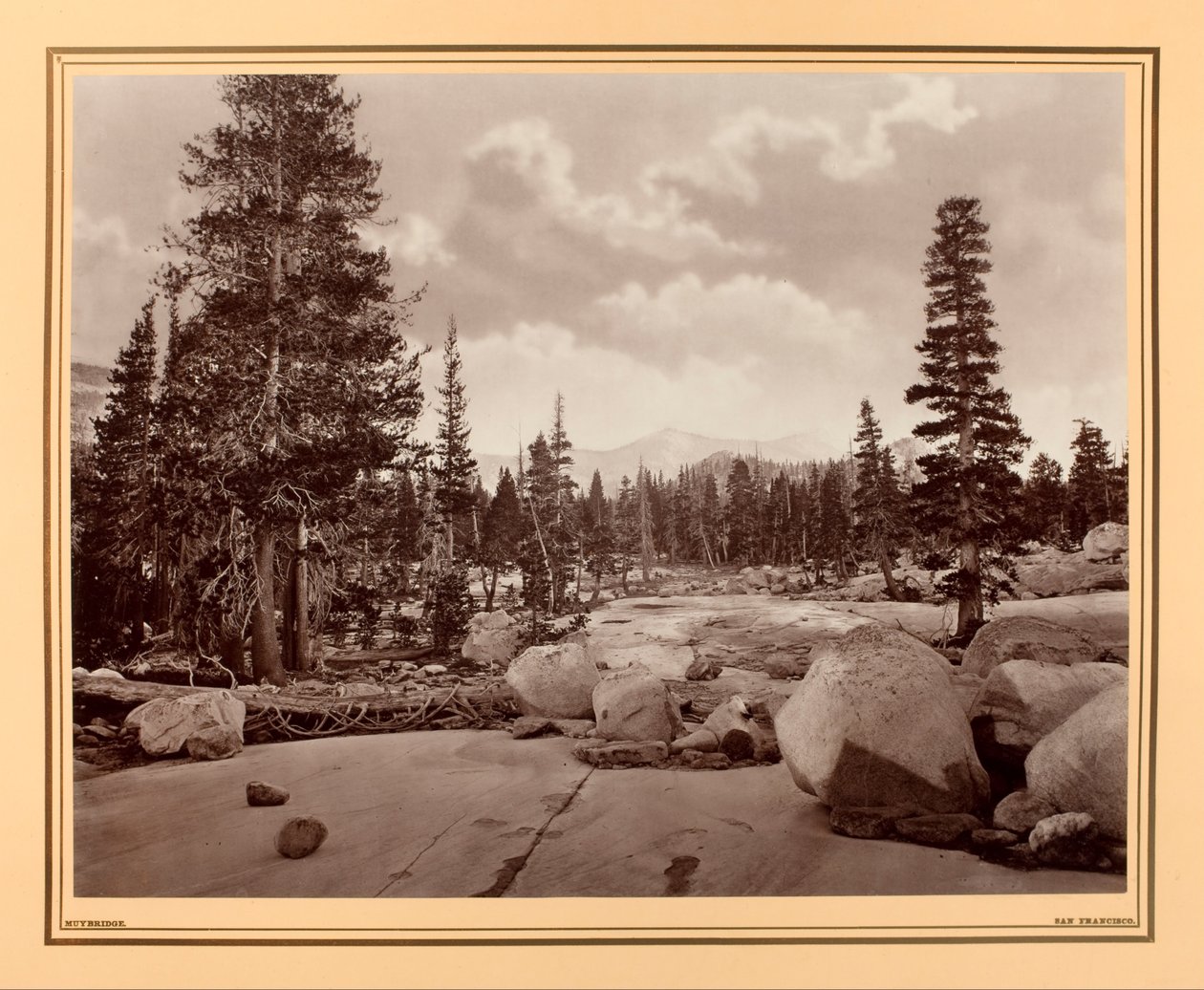 Starożytny kanał lodowcowy. Jezioro Tenaya. Góry Sierra Nevada. autorstwa Eadweard Muybridge