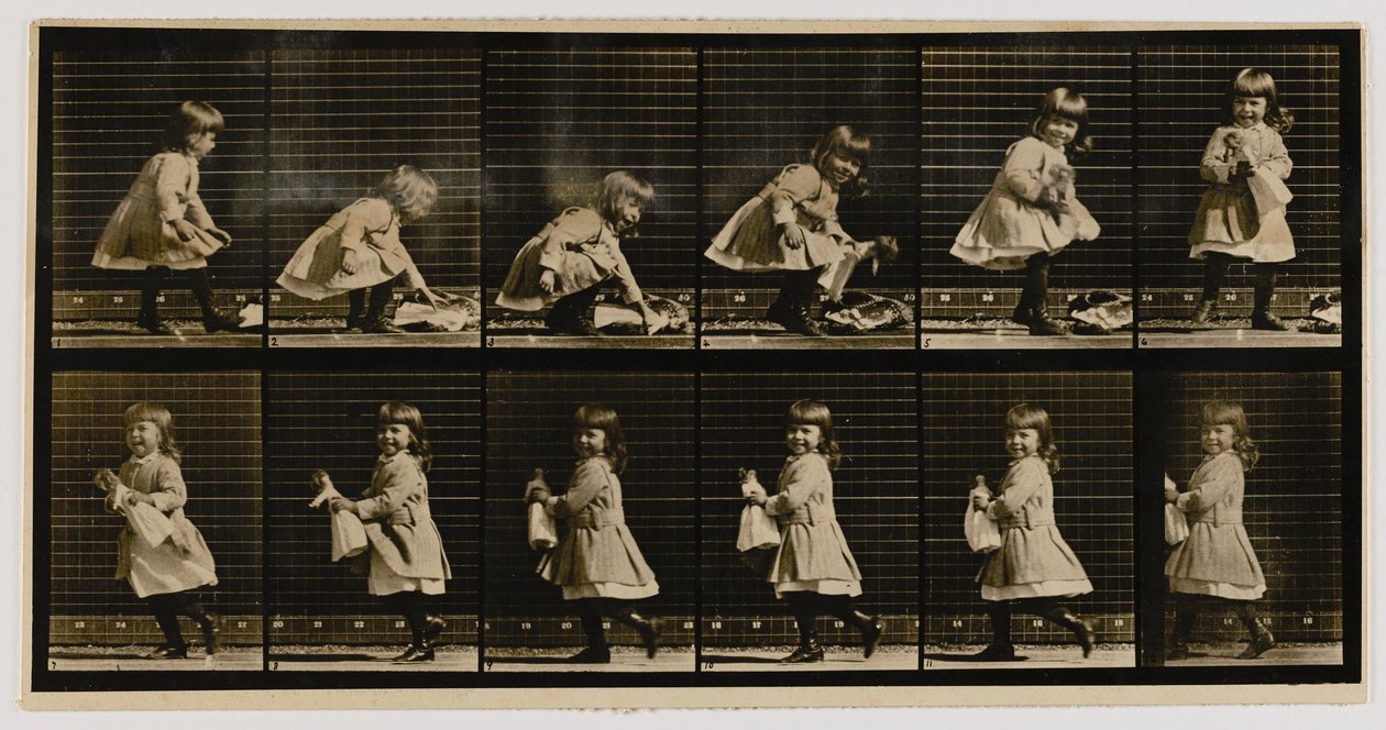 Dziecko podnoszące lalkę, obracające się i odchodzące, z książki Animal Locomotion autorstwa Eadweard Muybridge