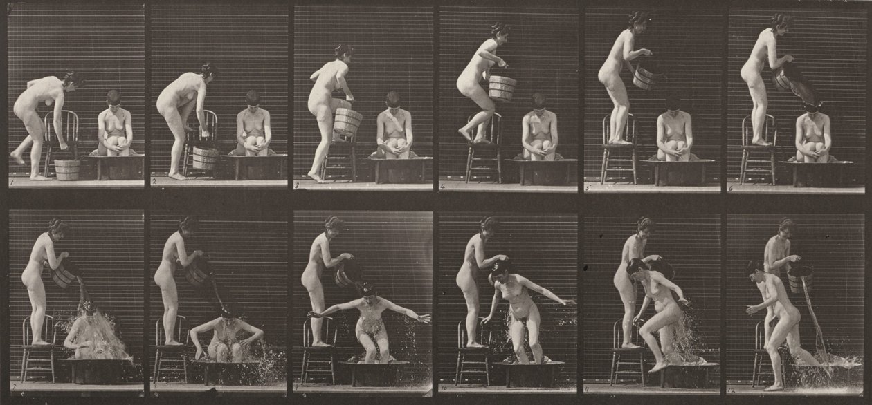 Tablica nr 406. Kobieta wylewająca wiadro wody na inną kobietę autorstwa Eadweard Muybridge