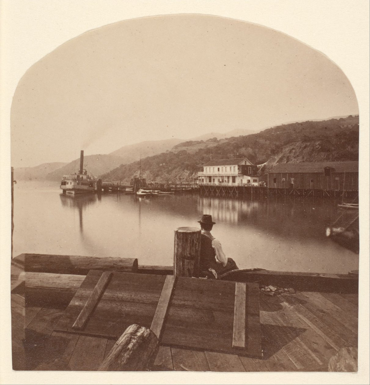 Sausalito z nabrzeża N.P.C.R.R., widok na południe autorstwa Eadweard Muybridge