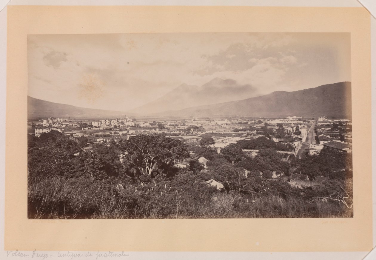 Wulkan Fuego, Antigua de Guatemala autorstwa Eadweard Muybridge