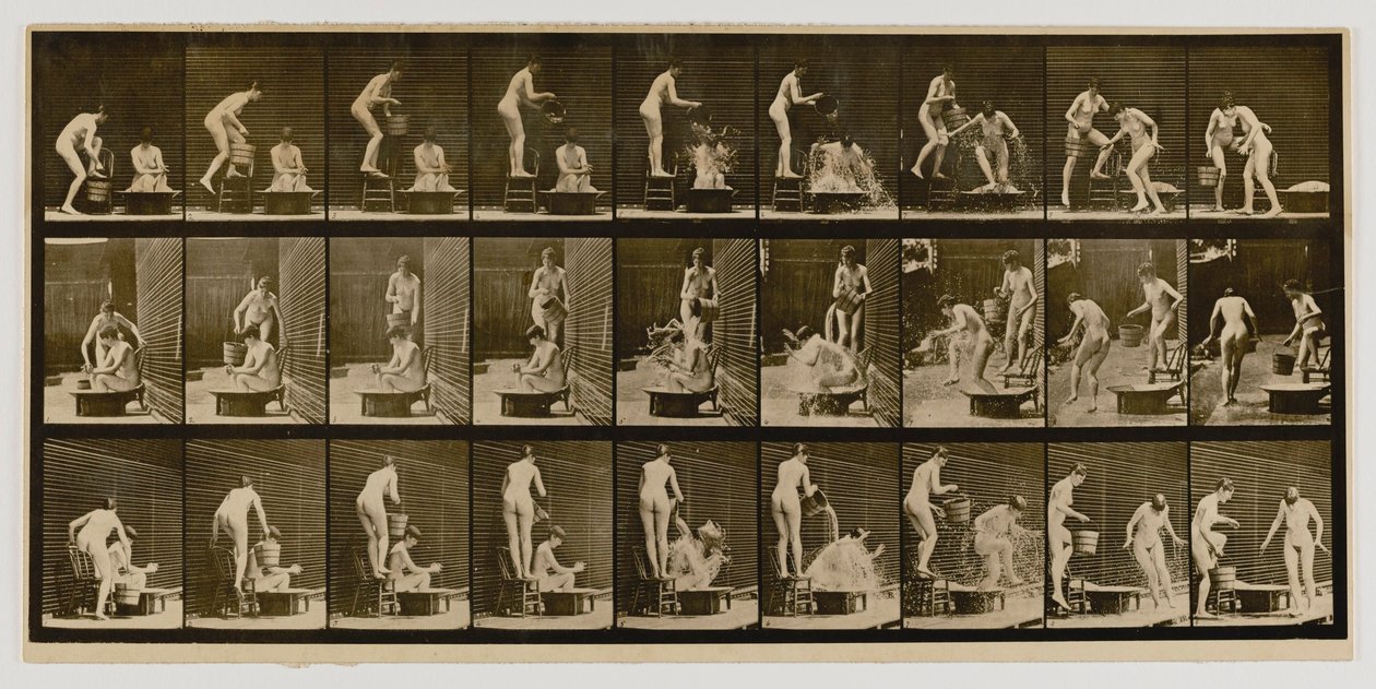 Kobieta wylewająca miskę wody na głowę innej kobiety, z książki Animal Locomotion autorstwa Eadweard Muybridge
