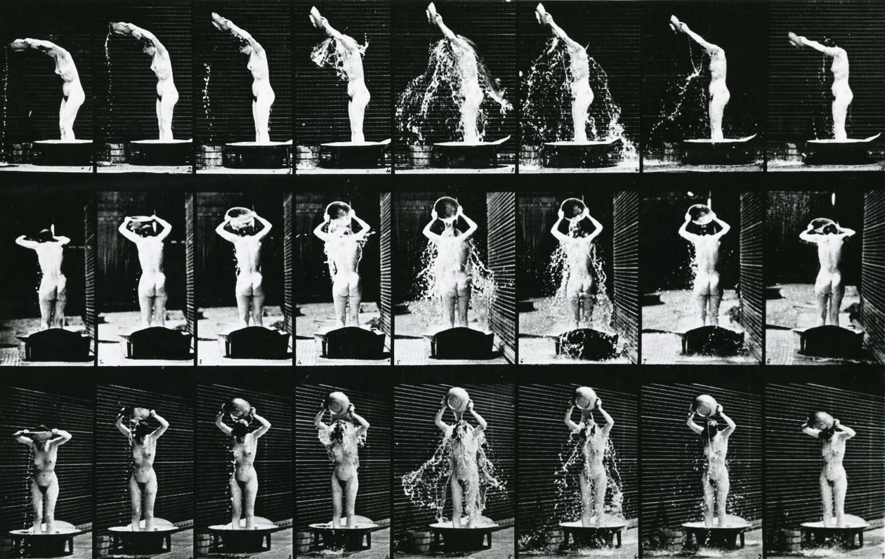 Kobieta wylewająca wodę na głowę, ilustracja z „Postać ludzka w ruchu”, wydanie z 1904 r. autorstwa Eadweard Muybridge