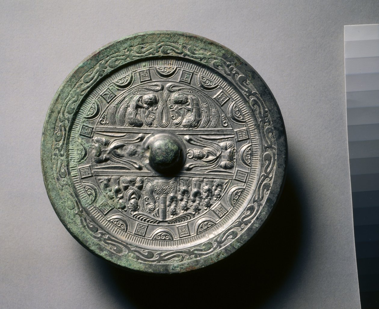 Lustro przedstawiające bóstwa i królów w trzech częściach otoczonych pierścieniami kwadratów i półokręgów (brąz) autorstwa Eastern Han Dynasty Chinese School
