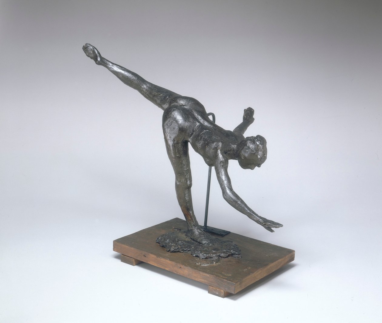 Grande Arabesque, Third Time (First Arabesque Penche) c.1885-1890 (zielonkawo-brązowa i czarna plastelina) autorstwa Edgar Degas