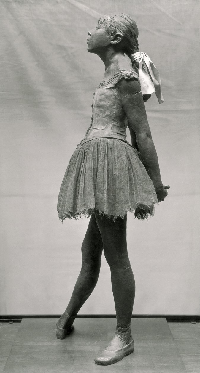 Mała tancerka, lat 14 (polichromowany brąz, muślin, satyna i podstawa drewniana) (patrz również 100777 i 100778) autorstwa Edgar Degas