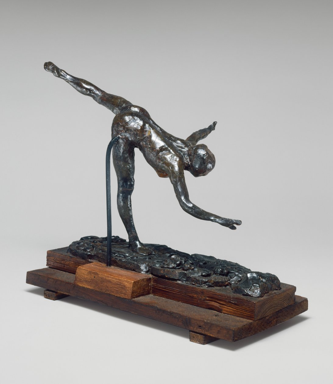 Arabeska na prawej nodze, prawa dłoń blisko ziemi, lewa ręka wyciągnięta - pierwsza arabesque penchée autorstwa Edgar Degas
