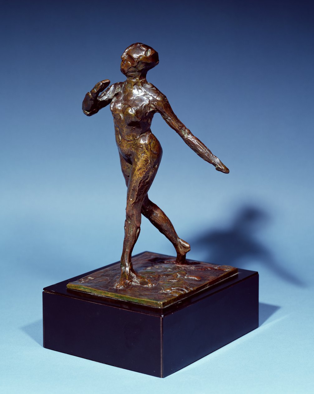Kłaniająca się tancerka, odlew ok. 1919 (brąz) autorstwa Edgar Degas