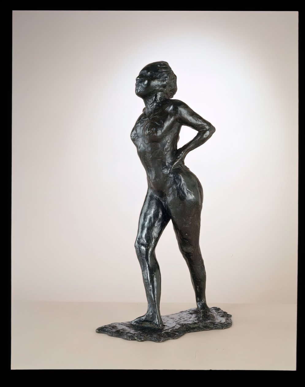 Tancerz w spoczynku, ręce na biodrach, prawa noga do przodu, c. 1881-1890oddanych 1919-1925. autorstwa Edgar Degas
