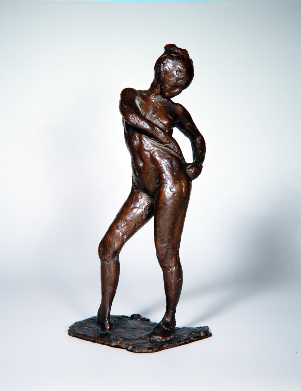 Tancerka spinająca struny rajstop, ok. 1885-90, odlew 1919 (brąz) autorstwa Edgar Degas