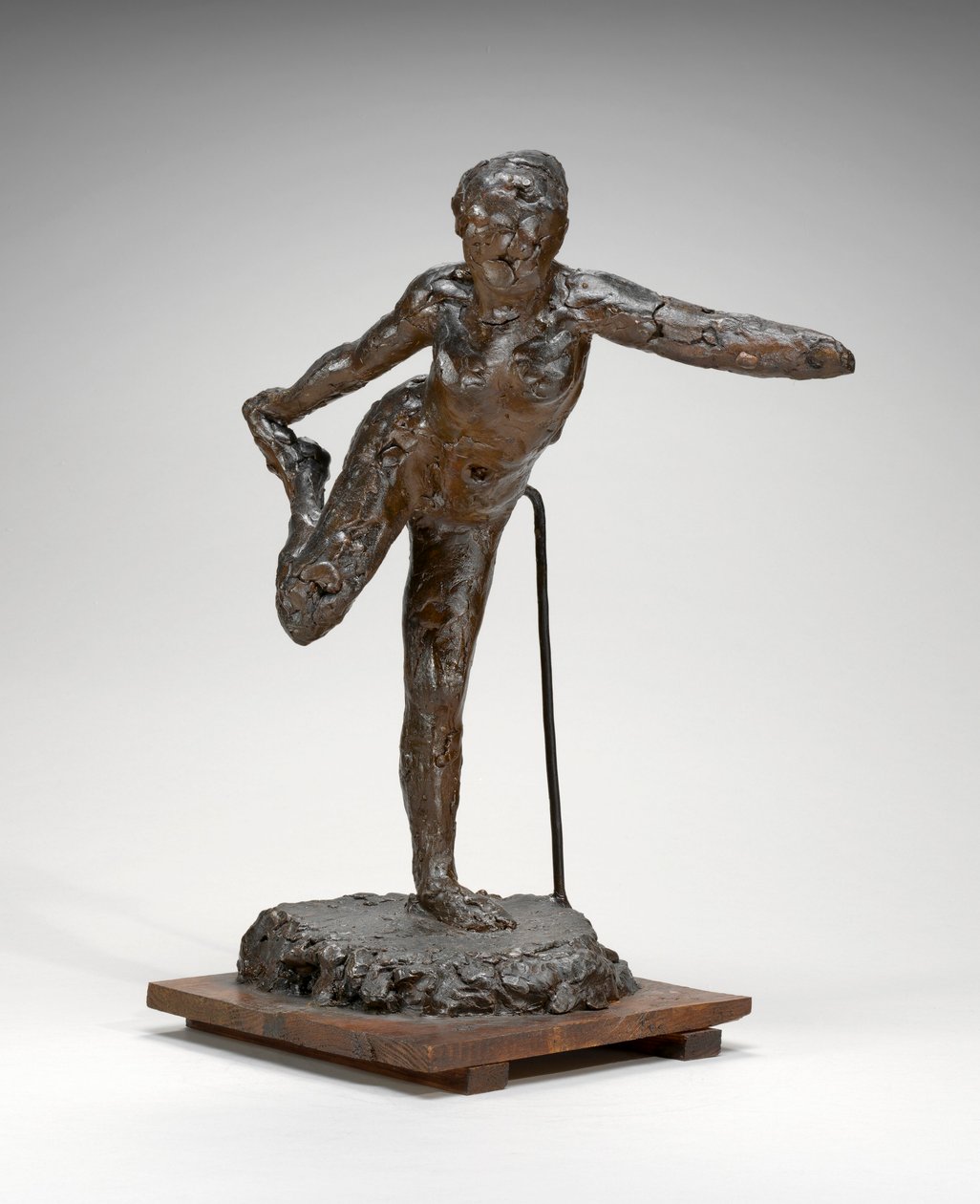 Tancerka trzymająca prawą stopę w prawej ręce, ok. 1900-1911 (brązowy wosk i plastelina) autorstwa Edgar Degas