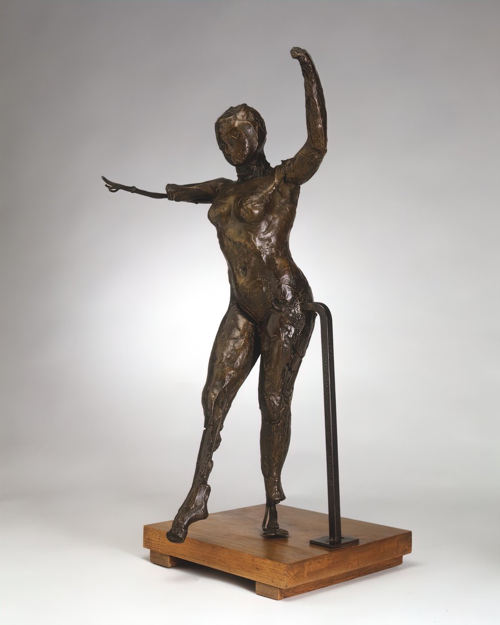 Tancerz poruszający się do przodu, z podniesionymi rękami, prawa noga do przodu, c. 1882-1895obsada 1919-1932. autorstwa Edgar Degas
