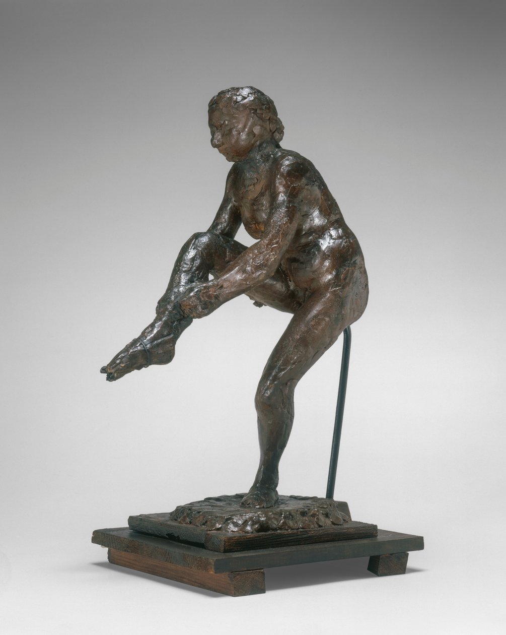 Tancerka zakładająca pończochę, lata 1890-1911. autorstwa Edgar Degas