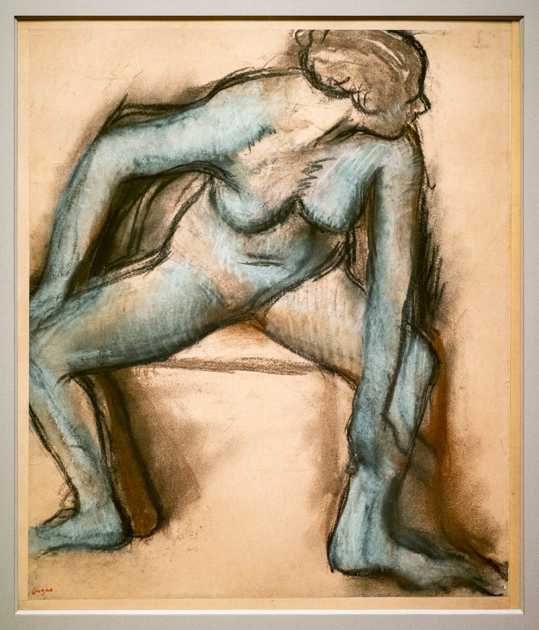 Tancerka w stroju kąpielowym. Około 1896 r. Klej do papieru pastelowego na velin na tekturze. autorstwa Edgar Degas