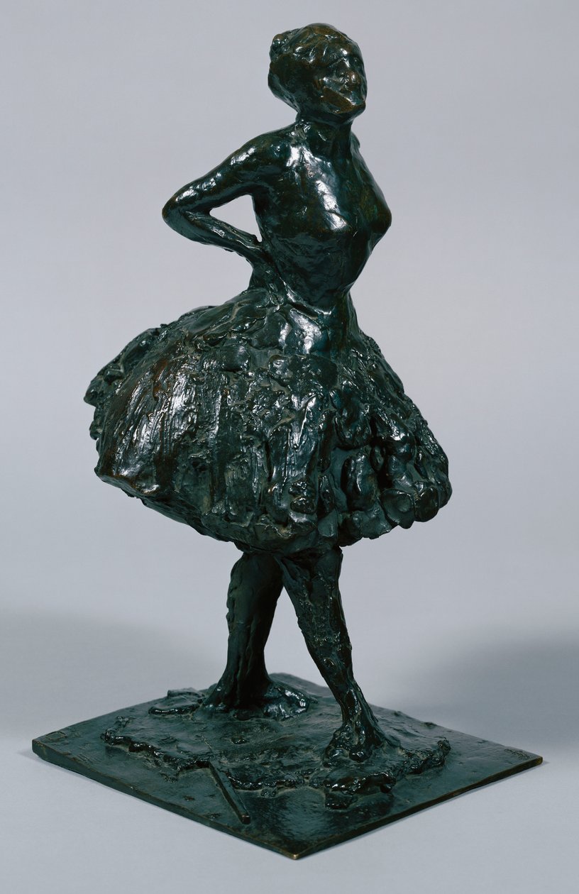 Tancerka w luźnej sukience, ręce na biodrach, prawą nogę wysuniętą do przodu, odlew ok. 1919-21 autorstwa Edgar Degas