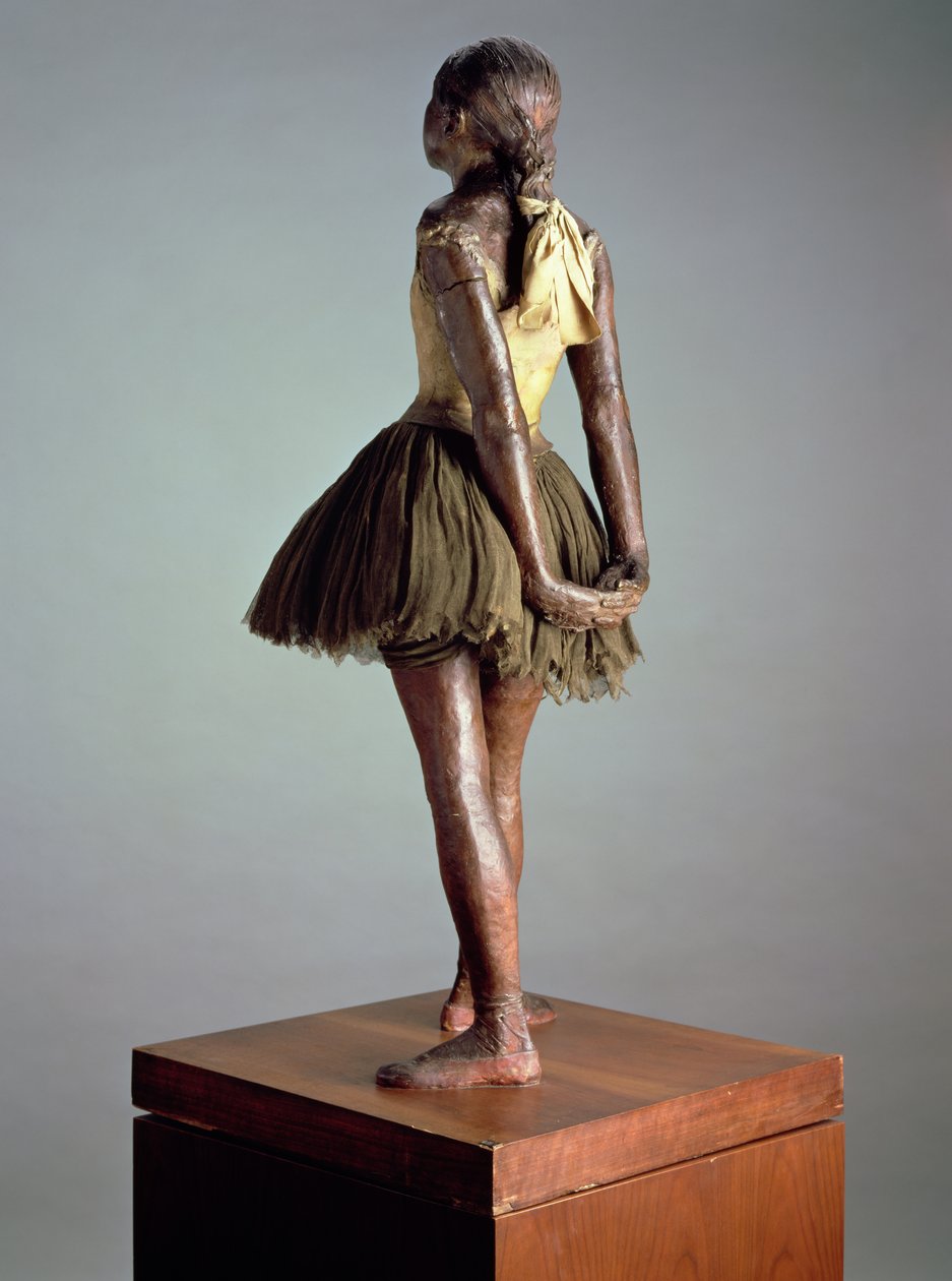Mała tancerka, lat 14, oglądana z tyłu (brąz polichromowany, wstążka satynowa i drewno) (zob. też 100777) autorstwa Edgar Degas