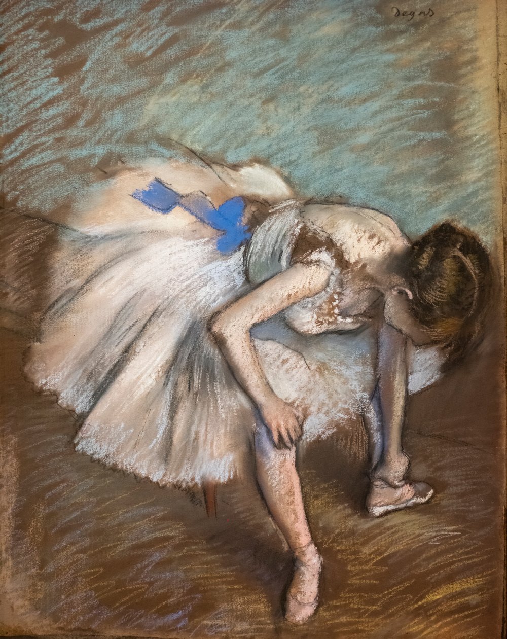 Siedząca tancerka masująca jej stopę. 1881-1883. Pastel na brązowym papierze kleje na tekturze. autorstwa Edgar Degas