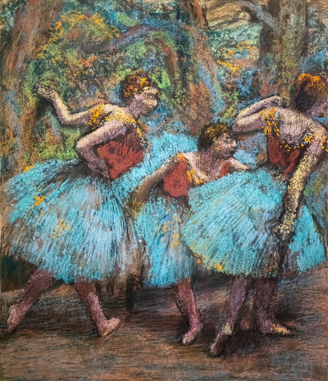 Trzech tancerek (niebieskie spódnice, czerwone gorsety). Około 1903. Pastel na kleju papierowym na tekturze. autorstwa Edgar Degas