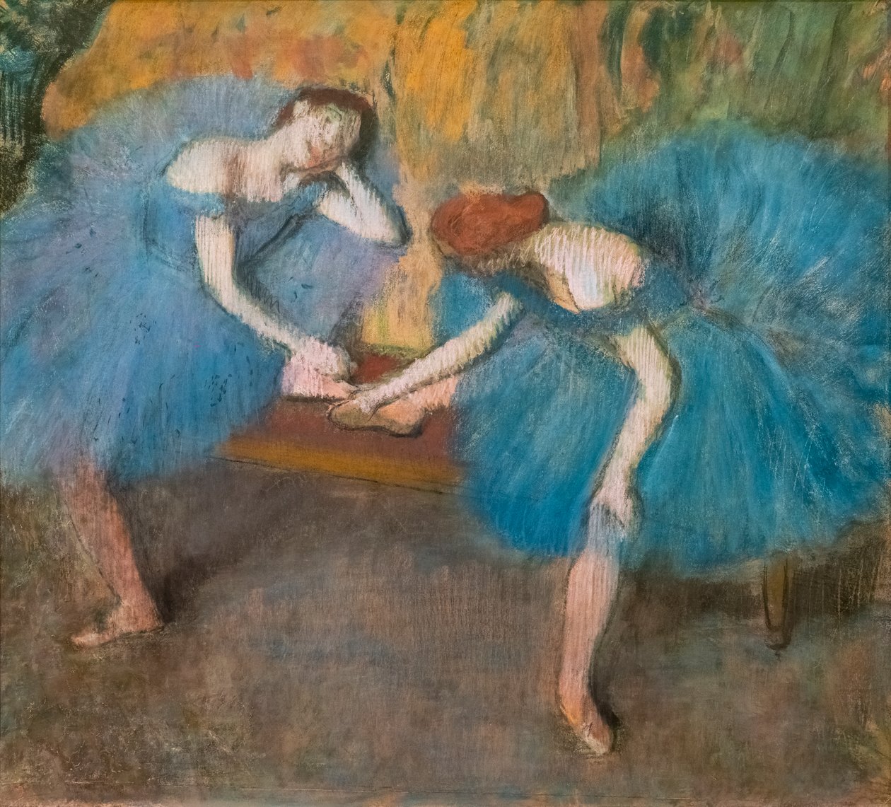 Dwóch odpoczywających tancerzy (znanych również jako „Niebiescy tancerze”). Około 1898. Pastel na cienkim papierze welurowym. autorstwa Edgar Degas