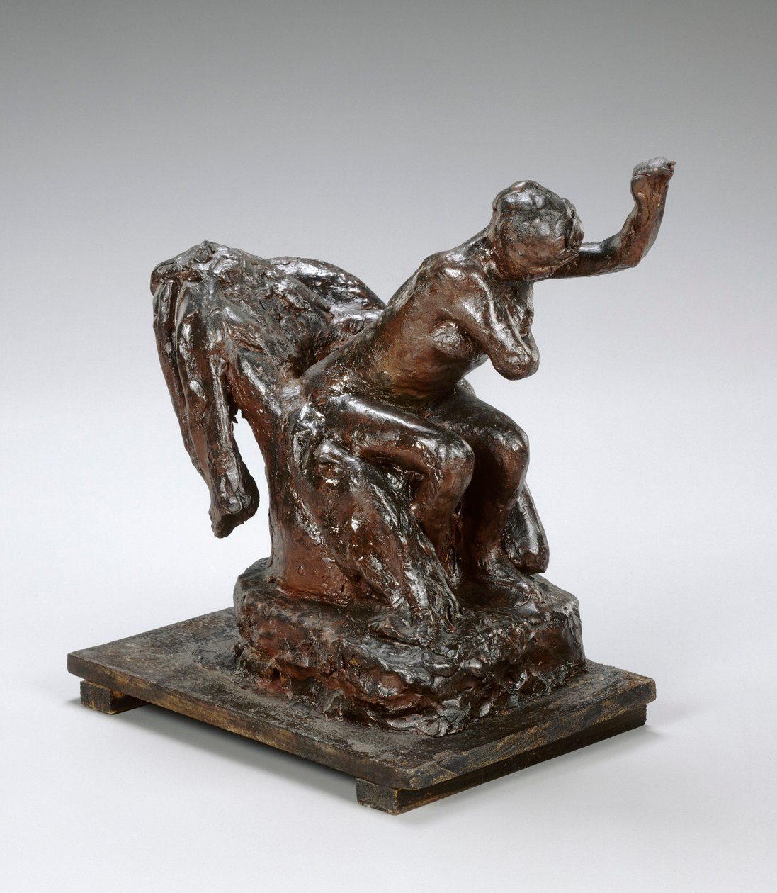Kobieta siedząca w fotelu, wycierająca lewą pachę, ok. 1890 (brązowy wosk i plastelina) autorstwa Edgar Degas