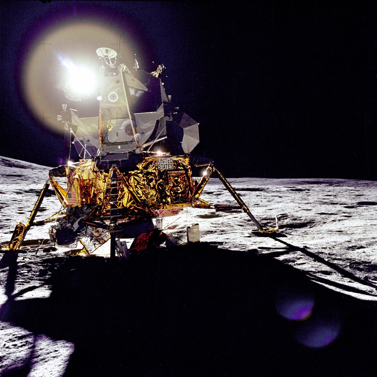Antares na wyżynach Fra Mauro, powierzchnia Księżyca, 1971. autorstwa Edgar Mitchell
