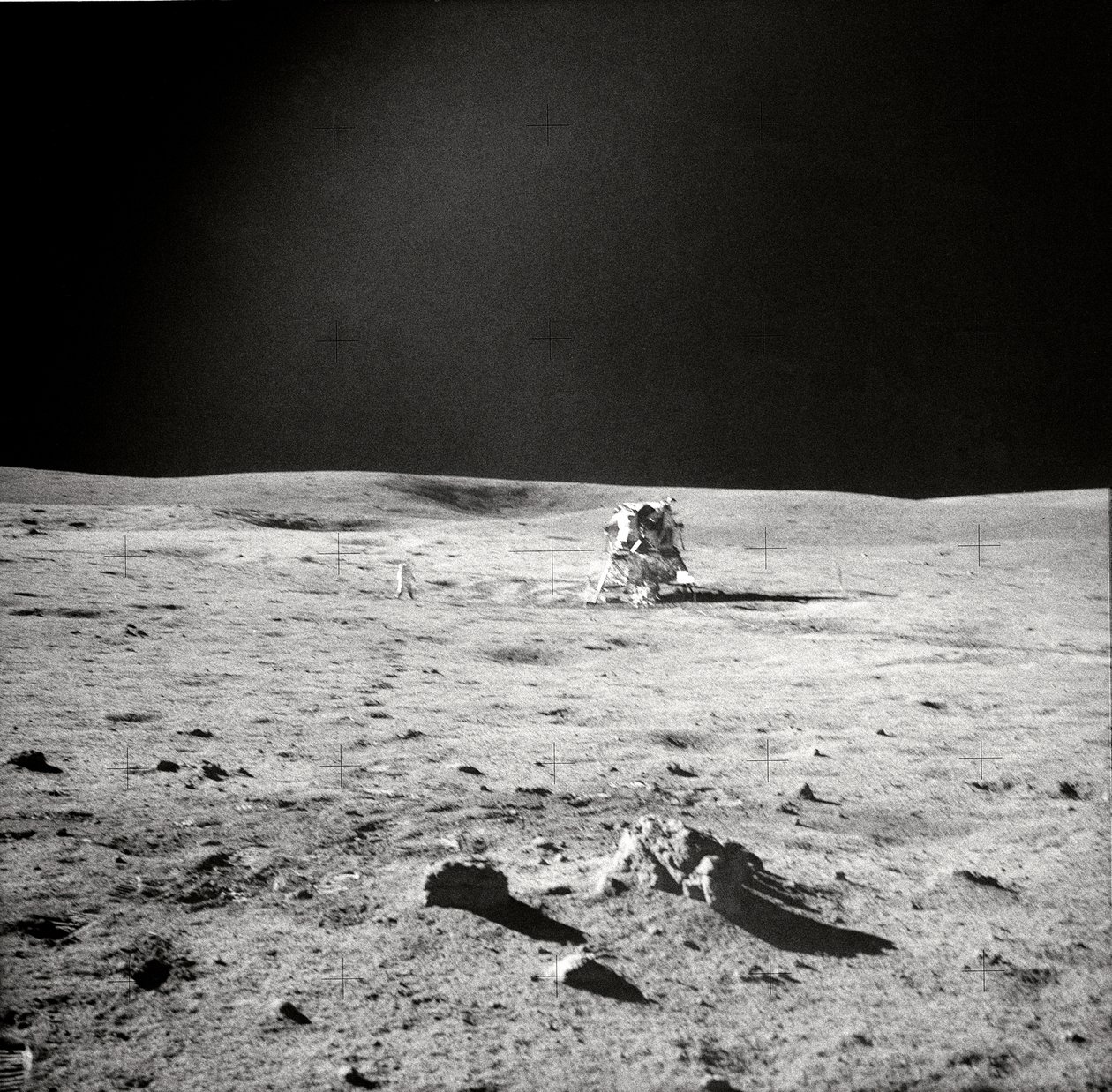 Apollo 14 EVA View, powierzchnia Księżyca, 1971. autorstwa Edgar Mitchell