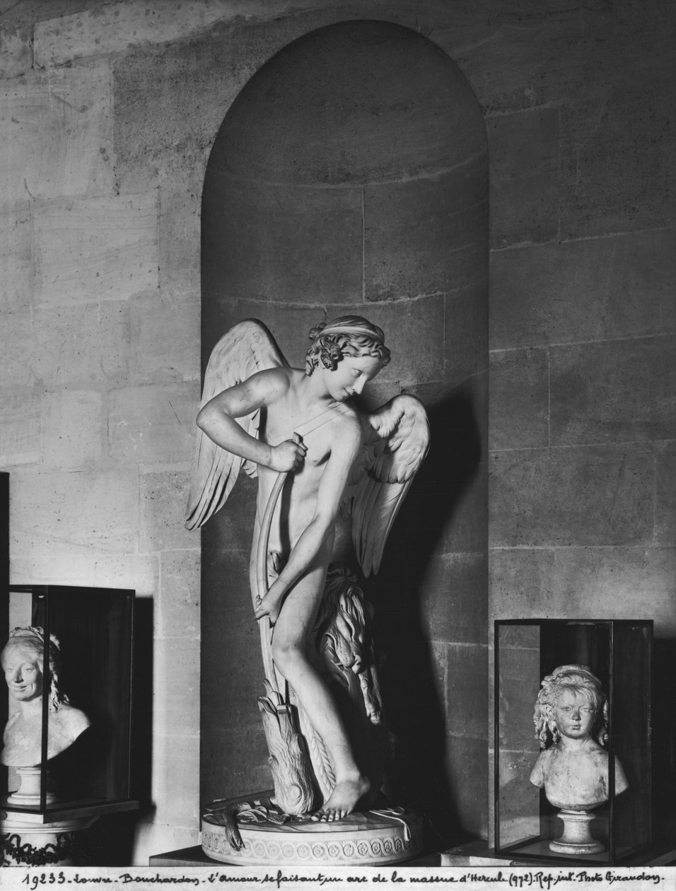 Kupidyn rzeźbi swój łuk z klubu Herkulesa, 1747-50 (patrz także 346091) (marmur) autorstwa Edmé Bouchardon
