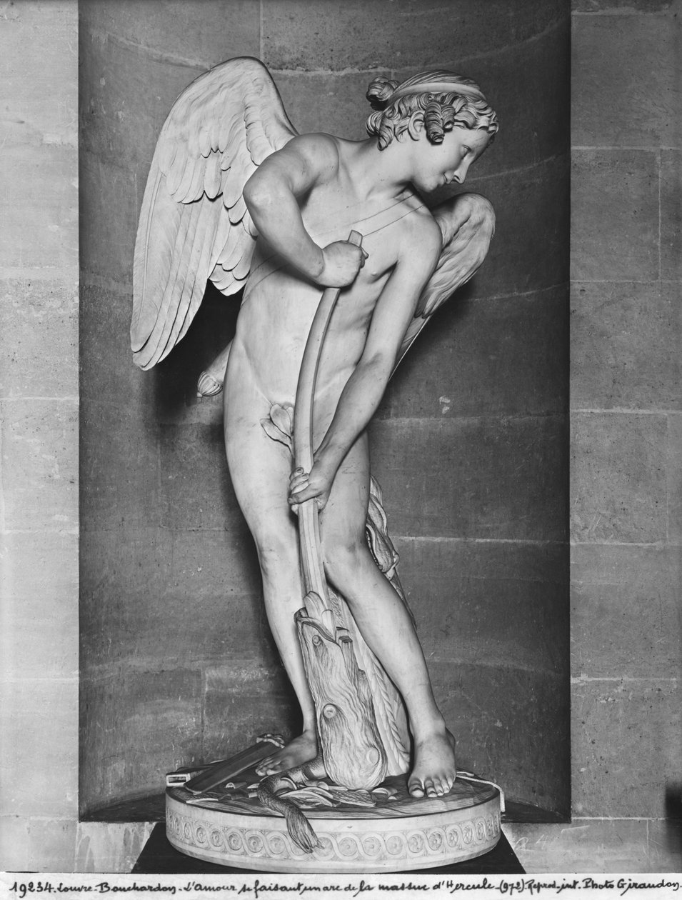 Kupidyn wyrzeźbiający swój łuk z klubu Herkulesa, 1747-50 (patrz także 346092) (marmur) autorstwa Edmé Bouchardon