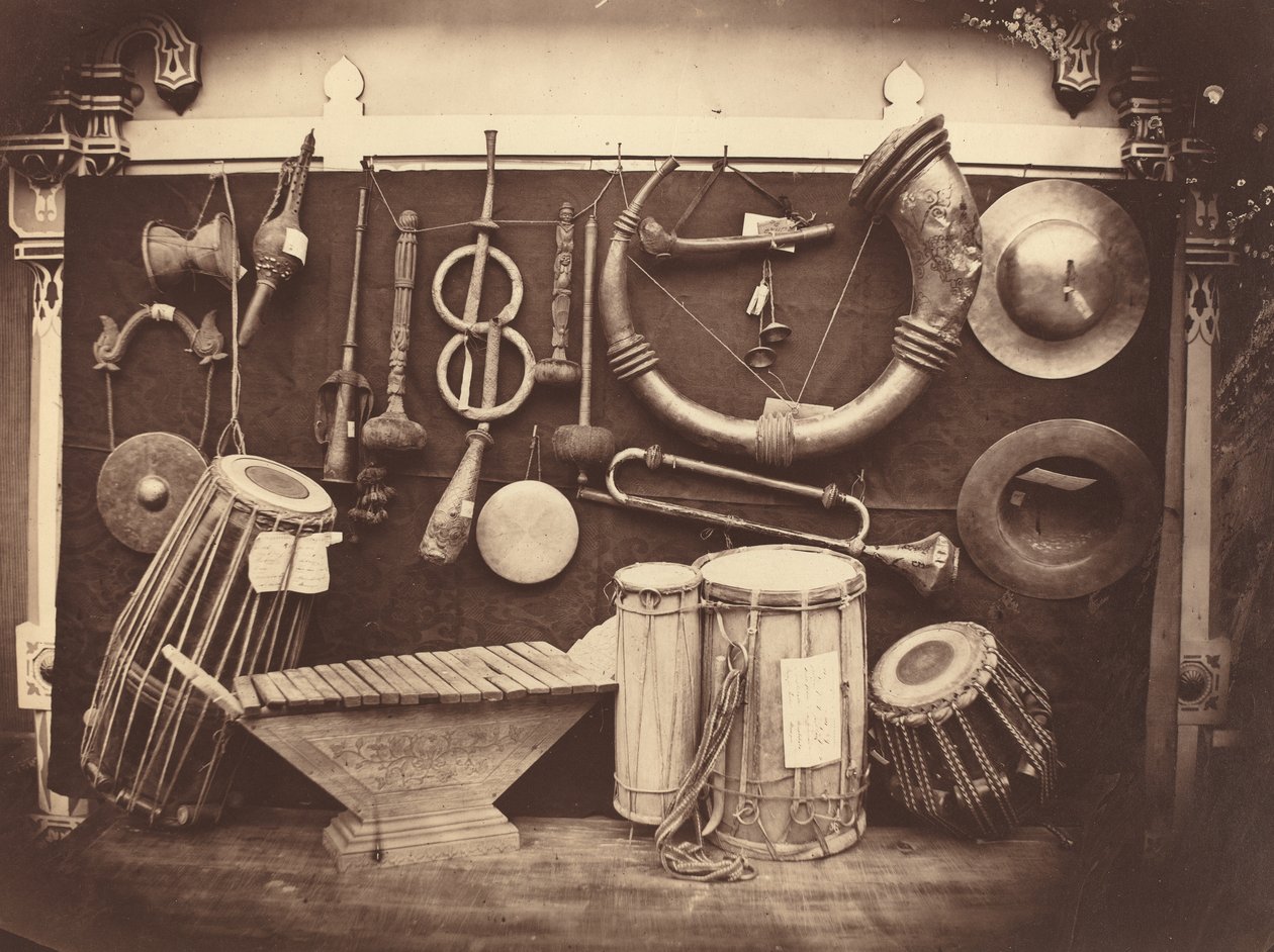 Martwa natura z instrumentami muzycznymi, ok. 1863 (fotografia czarno-biała) autorstwa Edmond Lebel