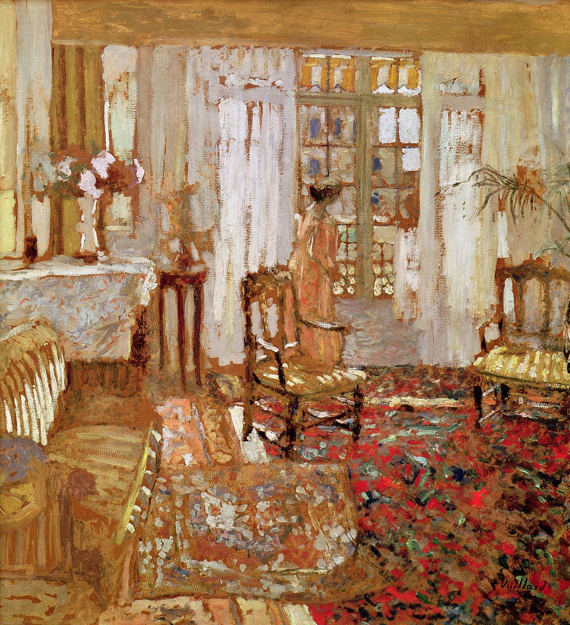 Wnętrze z kobietą w żółtym ubraniu przed oknem autorstwa Edouard Vuillard