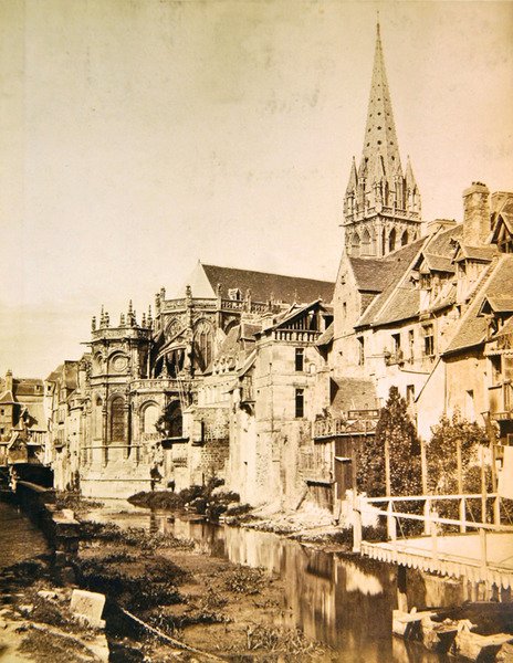 Rzeka Odon i absyda oraz wieża kościoła Saint-Pierre de Caen, ok. 1850-55 (foto) autorstwa Edouard Denis Baldus