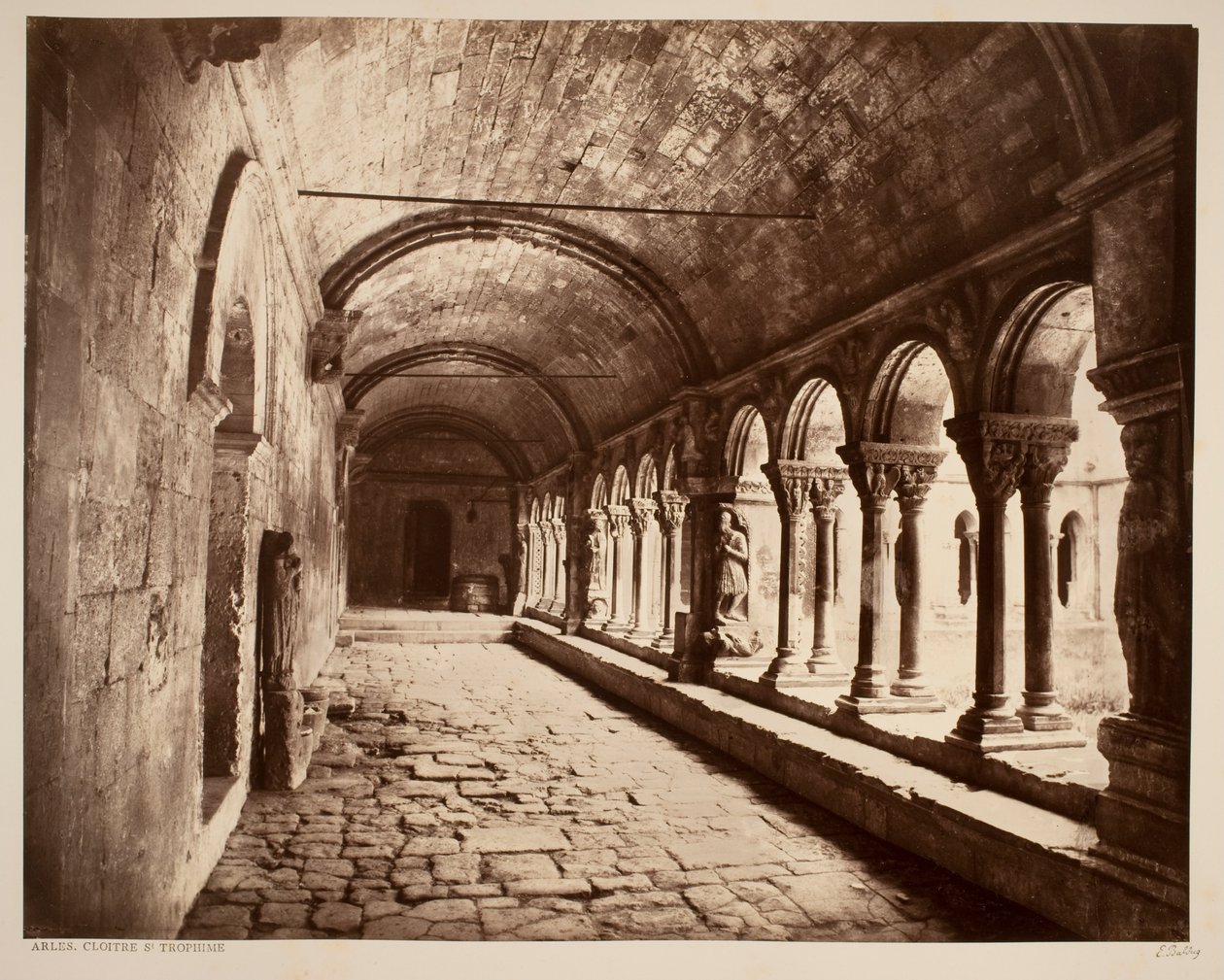 Arles. Cloitre St. Trophime (galeria północna) autorstwa Édouard Baldus