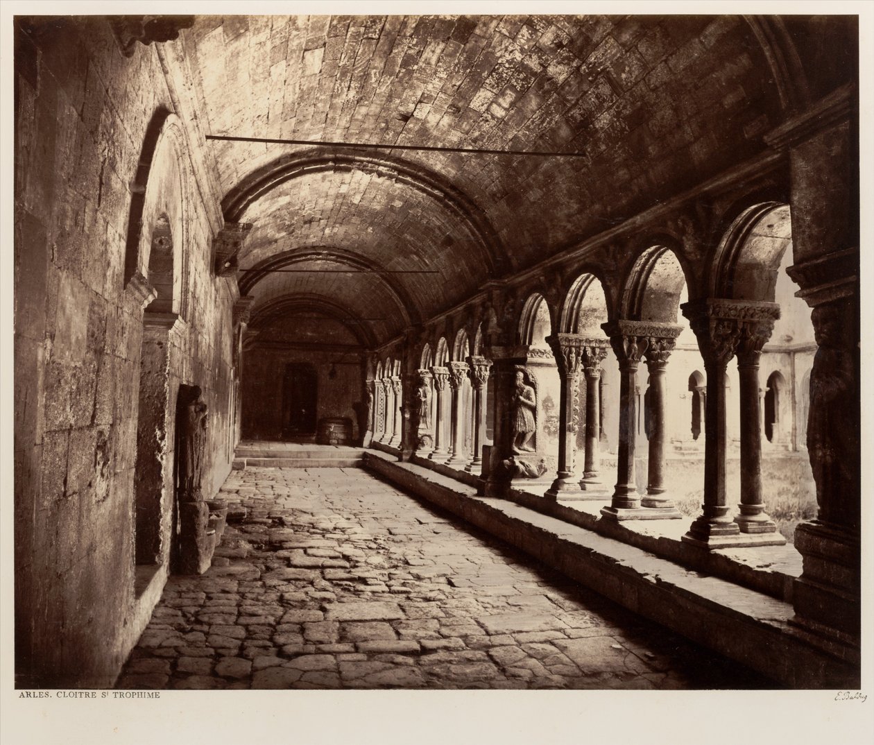 Arles, krużganek Saint-Trophime autorstwa Édouard Baldus