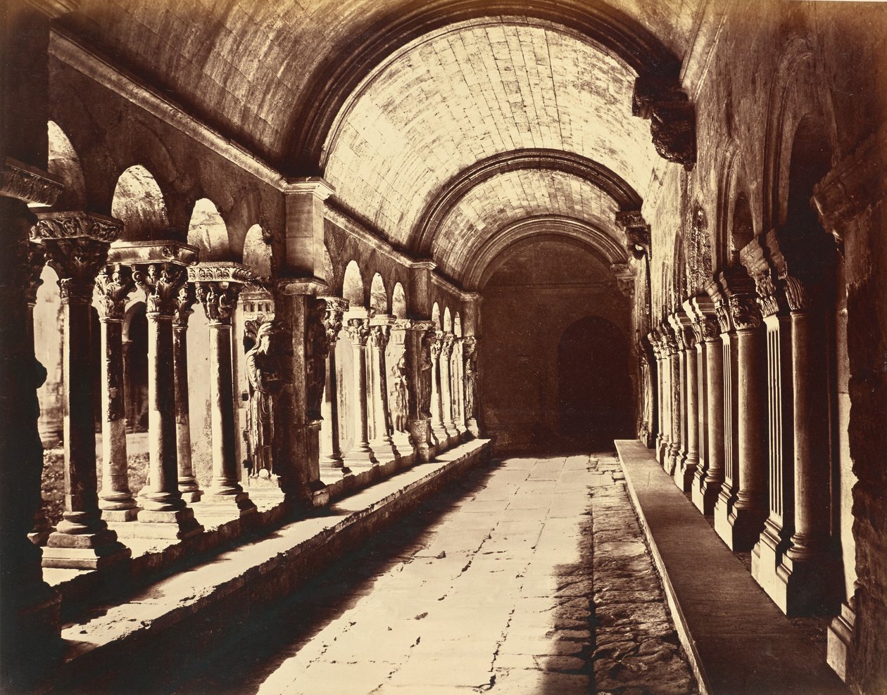 Arles. Krużganek Saint-Trophime autorstwa Édouard Baldus