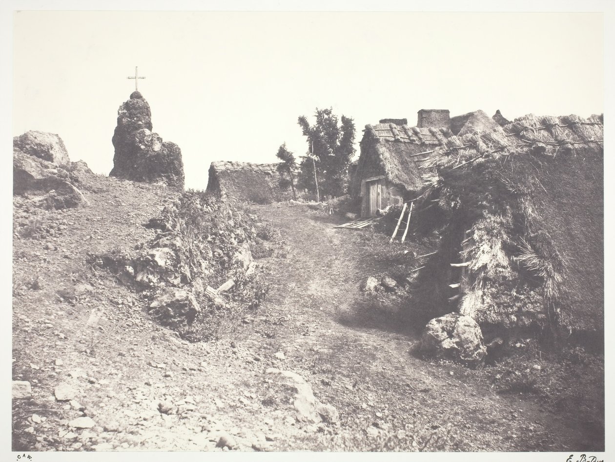 Kryte strzechą chaty w Owernii, z Kalwarią, 1852, druk 1978. autorstwa Édouard Baldus