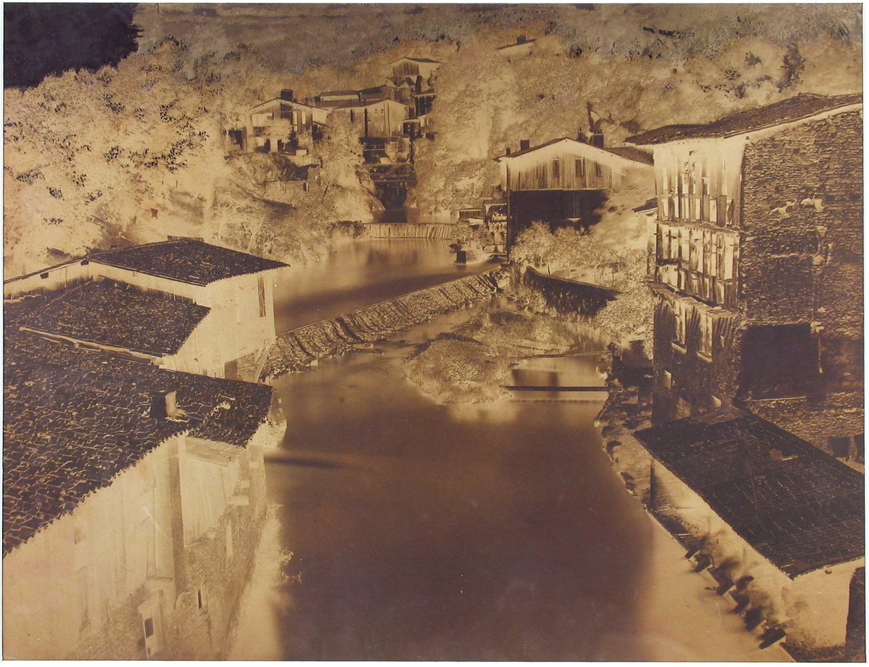 Bez tytułu [domy nad rzeką, prawdopodobnie Włochy lub Francja], 1854. autorstwa Édouard Baldus