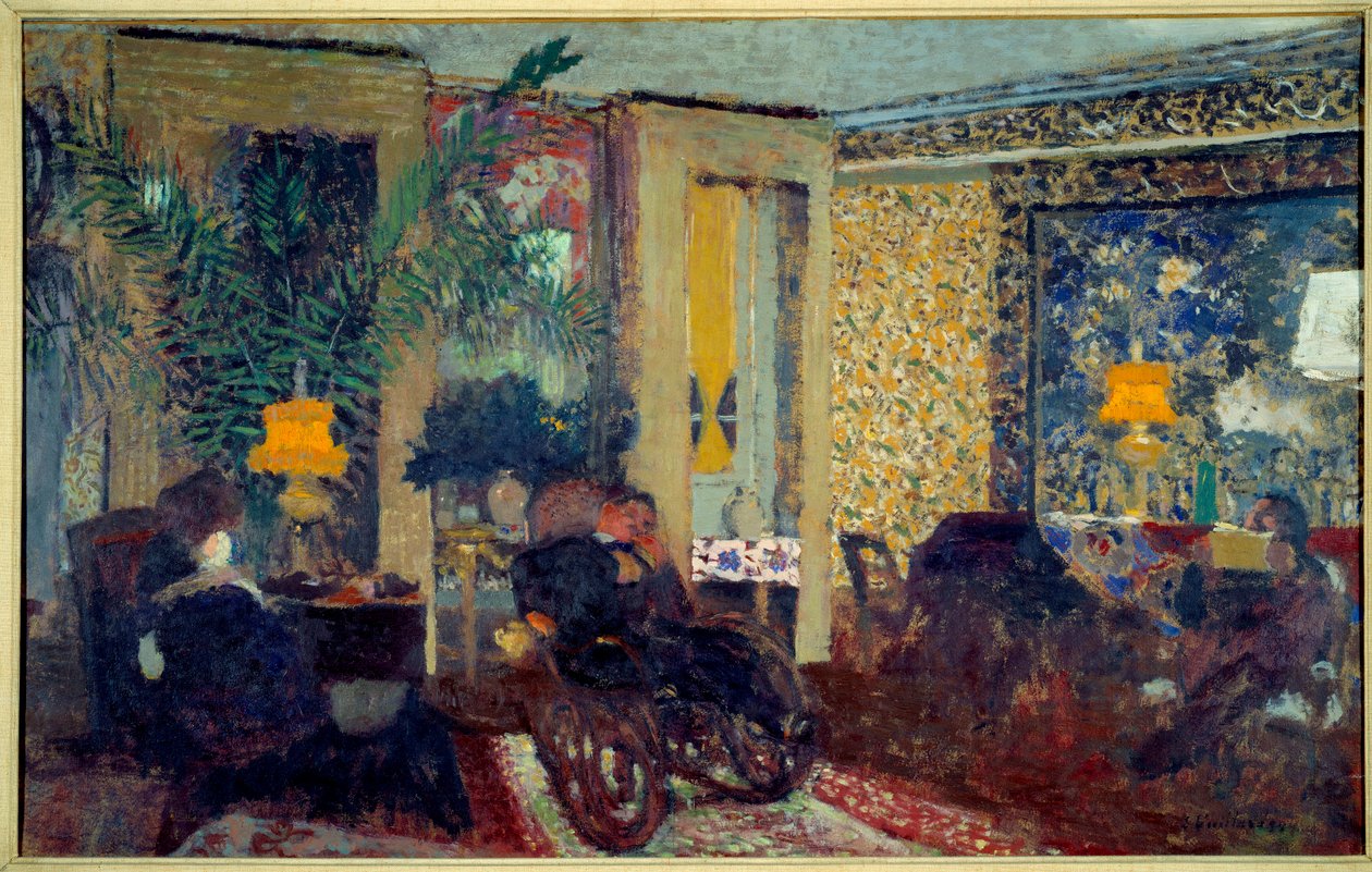 Salon z trzema lampami św florenckimi. Wnętrze salonu w mieszkaniu. Pośrodku na bujanym fotelu siedzi mężczyzna. Obraz Edouarda Vuillarda (1868-1940) autorstwa Edouard Vuillard