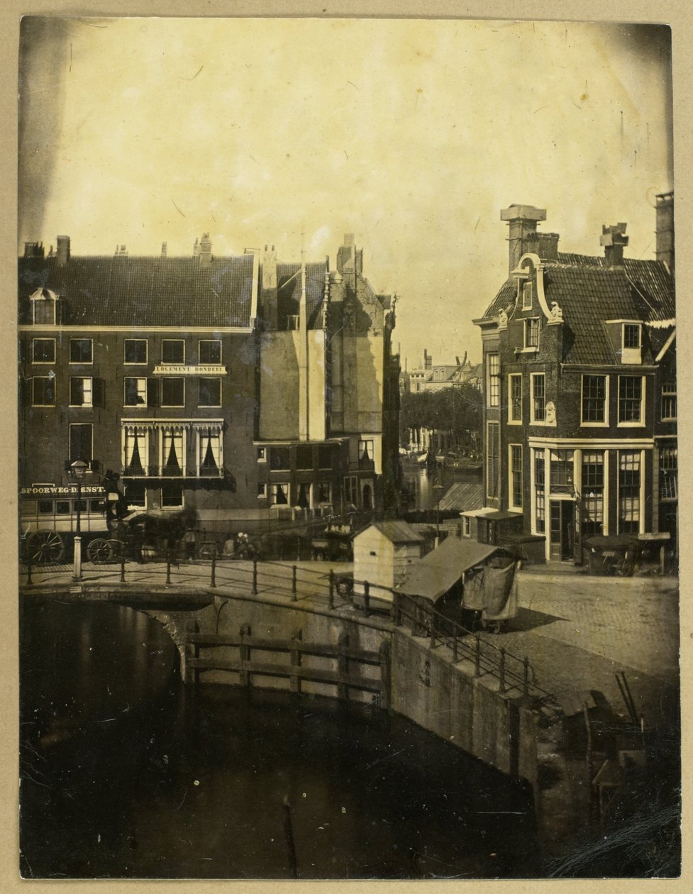 Widok na pensjonat Rondeel w Amsterdamie z domu fotografa autorstwa Eduard Isaac Asser