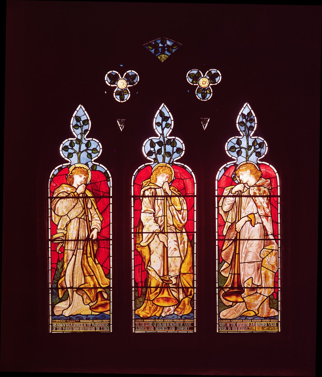 Trzy Trąbiące Anioły, okno nawy południowej, wykonane przez Morris, Marshall, Faulkner and Co. (witraż) autorstwa Edward Burne Jones